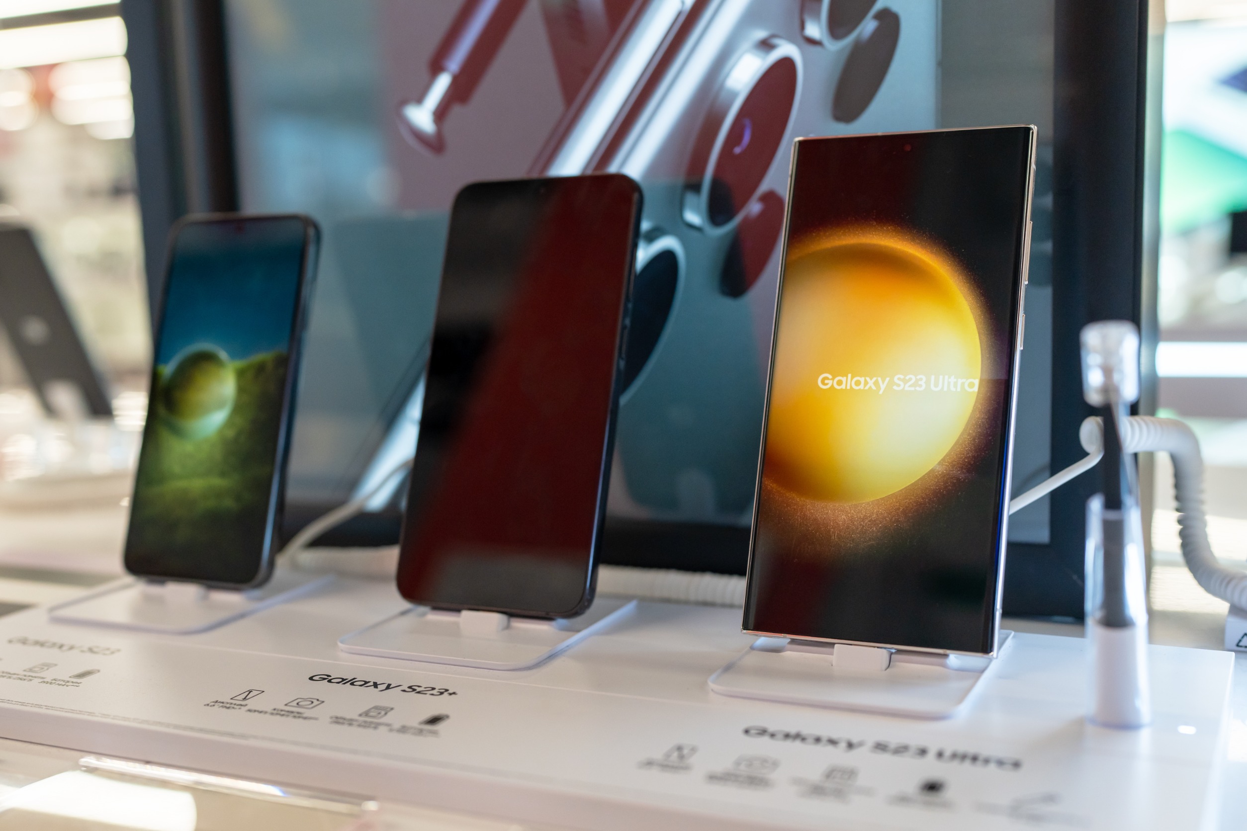 trois smartphone sur presentoir