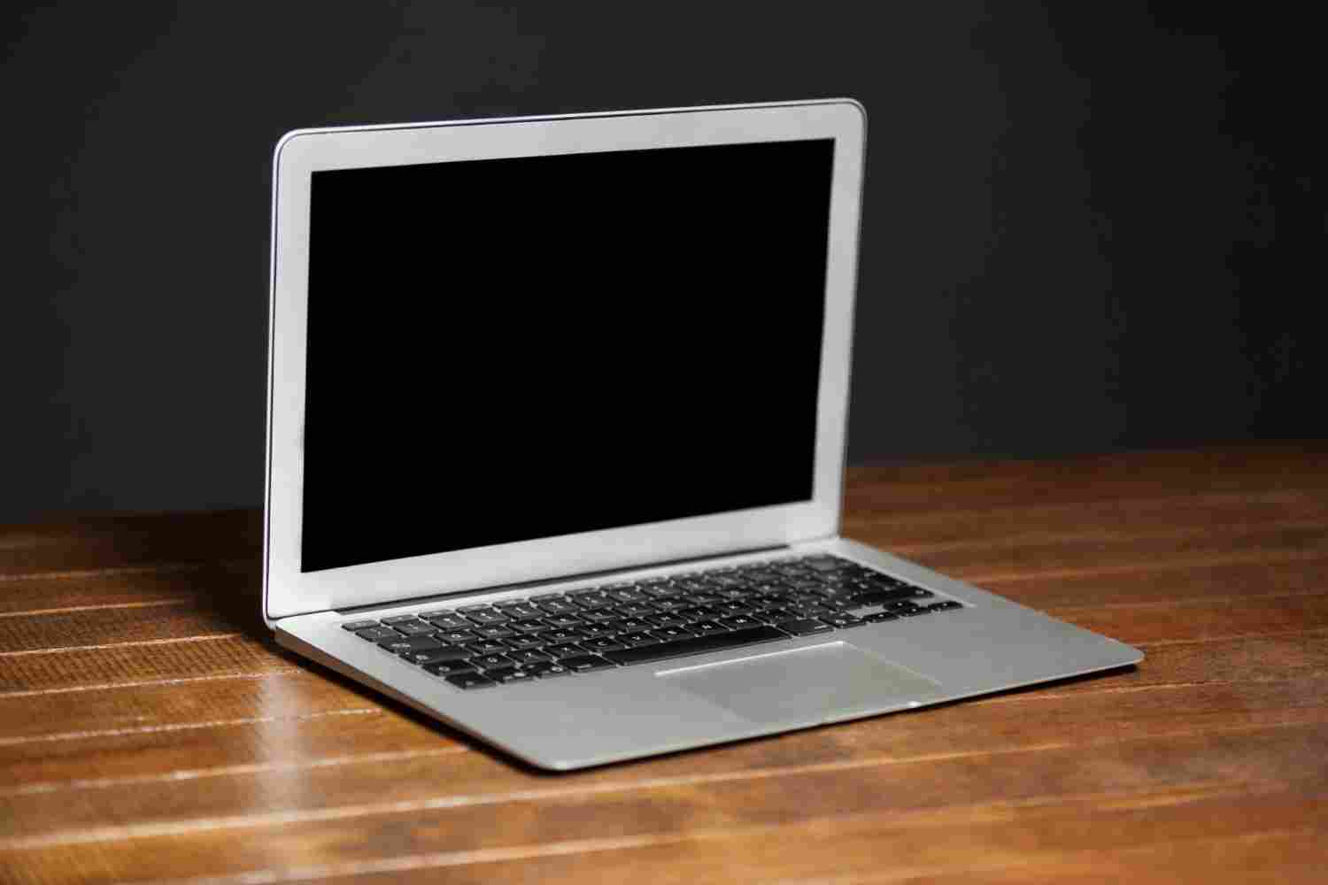mon ecran de pc portable reste noir