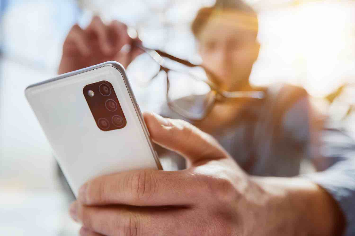 ## **Meilleur smartphone 2026 : quels modèles dominent vraiment ?**
Le **meilleur smartphone 2026** se distingue par des innovations concrètes et des performances mesurables. Chaque constructeur propose une stratégie différente, pourtant tous visent l’excellence. Les écarts se jouent sur des détails techniques, donc il faut analyser précisément chaque critère.
### Les critères techniques qui font la différence en 2026
Le **meilleur smartphone 2026** repose d’abord sur un processeur puissant, car il garantit la fluidité. Apple utilise la puce A19 gravée en 3 nm, tandis que Qualcomm propose le Snapdragon 8 Gen 5. Ces composants assurent une exécution rapide des applications, et ils améliorent aussi la gestion énergétique. La mémoire vive atteint souvent 12 Go, voire 16 Go sur certains modèles premium, ce qui facilite le multitâche.
Ensuite, l’écran joue un rôle essentiel, donc les fabricants privilégient l’OLED LTPO avec 120 Hz adaptatif. Cette technologie ajuste la fréquence automatiquement, ainsi elle optimise l’autonomie. La luminosité dépasse souvent 2 500 nits, ce qui garantit une excellente visibilité en extérieur.
La photographie devient un critère central, car les capteurs atteignent 200 MP chez Samsung. Google mise sur l’intelligence artificielle, donc les photos restent naturelles même en faible luminosité. Apple optimise la vidéo, et propose une stabilisation avancée en 4K et 8K.
Enfin, la batterie dépasse généralement 5 000 mAh sur Android, tandis que l’iPhone privilégie une optimisation logicielle poussée. La recharge rapide atteint 120 W chez Xiaomi, donc un smartphone peut charger en moins de 25 minutes.
---
### Comparatif des meilleurs smartphones 2026
Le **meilleur smartphone 2026** varie selon les attentes, cependant certains modèles dominent clairement le marché.
| Modèle | Écran | Batterie | Prix moyen |
| ----------------- | ---------------- | --------- | ---------- |
| iPhone 17 Pro Max | 6,7" OLED 120 Hz | 4 500 mAh | 1 299 € |
| Galaxy S26 Ultra | 6,9" AMOLED | 5 000 mAh | 1 350 € |
| Pixel 10 Pro | 6,7" OLED | 4 800 mAh | 1 099 € |
| Xiaomi 16 Ultra | 6,8" OLED | 5 200 mAh | 1 199 € |
| OnePlus 15 | 6,7" AMOLED | 5 000 mAh | 899 € |
L’iPhone 17 Pro Max reste une référence pour la vidéo et la fluidité. Il séduit les créateurs, car son optimisation est remarquable. Le Galaxy S26 Ultra impressionne avec son zoom x10 et son capteur 200 MP, donc il attire les amateurs de photo avancée.
Le Pixel 10 Pro privilégie la photographie assistée par IA, ainsi les clichés restent précis et naturels. Xiaomi 16 Ultra propose une puissance brute et une excellente gestion thermique. Enfin, le OnePlus 15 mise sur la vitesse et la recharge rapide, ce qui le rend très compétitif.
---
### Android ou iPhone : comprendre les différences
Le **meilleur smartphone 2026** dépend aussi du système utilisé, donc il faut comparer Android et iPhone.
Android propose une grande liberté, car l’utilisateur peut personnaliser son interface facilement. Les fabricants offrent des designs variés, donc le choix reste vaste. Les prix sont aussi plus accessibles, surtout dans le milieu de gamme.
À l’inverse, l’iPhone privilégie la simplicité, et il offre une expérience fluide et stable. Apple garantit des mises à jour pendant 5 à 6 ans, ce qui rassure les utilisateurs. L’écosystème Apple reste un avantage majeur, car il facilite la synchronisation entre appareils.
Ainsi, Android séduit les utilisateurs exigeants, tandis que l’iPhone convient à ceux qui recherchent une solution simple et durable.
---
### Les innovations qui marquent les smartphones 2026
Le **meilleur smartphone 2026** intègre désormais des technologies avancées, donc les usages évoluent rapidement. L’intelligence artificielle devient centrale, car elle améliore la photo, la traduction et la productivité.
Les assistants vocaux deviennent plus précis, ainsi ils comprennent mieux le contexte. Les fonctions comme Magic Editor permettent de modifier une image en quelques secondes. Samsung propose Galaxy AI, qui automatise plusieurs tâches quotidiennes.
Les écrans pliables progressent aussi, donc ils deviennent plus résistants et plus accessibles. Les capteurs biométriques évoluent, et ils offrent une sécurité renforcée.
Par ailleurs, les matériaux premium améliorent la durabilité, tandis que les certifications IP68 protègent contre l’eau et la poussière.
---
## **Meilleur smartphone 2026 : comment choisir selon votre usage ?**
Le **meilleur smartphone 2026** dépend fortement de votre utilisation quotidienne. Chaque profil a des besoins spécifiques, donc il faut adapter le choix avec précision. Le budget, les performances et l’autonomie influencent directement la décision finale.
### Quel budget prévoir pour un smartphone en 2026 ?
Le **meilleur smartphone 2026** se répartit en plusieurs gammes de prix, donc chaque utilisateur peut trouver une solution adaptée.
* Moins de 300 € : smartphones basiques, usage limité
* 300 à 600 € : bon compromis performance/prix
* 600 à 900 € : modèles premium accessibles
* Plus de 900 € : haut de gamme complet
Les modèles haut de gamme dépassent souvent 1 200 €, cependant ils offrent des technologies avancées. À l’inverse, les modèles intermédiaires proposent un excellent rapport qualité-prix, donc ils séduisent un large public.
---
### Quel smartphone selon votre profil utilisateur ?
Le **meilleur smartphone 2026** varie selon l’usage, donc il faut identifier vos priorités.
Pour la photographie, le Pixel 10 Pro reste une référence, car il optimise chaque cliché. Le Galaxy S26 Ultra offre un zoom puissant, ce qui le rend idéal pour les photos à distance.
Pour la vidéo, l’iPhone 17 Pro Max domine clairement. Il propose une stabilisation avancée, ainsi les vidéos restent fluides.
Pour le gaming, le OnePlus 15 excelle grâce à sa puissance. Son écran 120 Hz améliore l’expérience, donc les jeux deviennent plus fluides.
Pour l’autonomie, le Galaxy S26 Ultra et le Xiaomi 16 Ultra dominent. Ils dépassent souvent 48 heures en usage modéré.
| Usage | Smartphone recommandé |
| ---------- | --------------------- |
| Photo | Pixel 10 Pro |
| Vidéo | iPhone 17 Pro Max |
| Gaming | OnePlus 15 |
| Autonomie | Galaxy S26 Ultra |
| Polyvalent | Xiaomi 16 Ultra |
---
### Les erreurs fréquentes à éviter avant un achat mobile
Le **meilleur smartphone 2026** peut être mal choisi si certaines erreurs sont commises. Beaucoup d’acheteurs privilégient uniquement le prix, pourtant cela peut nuire à l’expérience.
Ignorer les mises à jour logicielles reste risqué, car le smartphone devient vite obsolète. Le stockage insuffisant pose aussi problème, donc il faut prévoir au moins 256 Go.
L’autonomie est souvent négligée, cependant elle impacte fortement l’usage quotidien. Un smartphone performant mais peu endurant devient frustrant rapidement.
Enfin, ne pas comparer plusieurs modèles reste une erreur fréquente, donc il faut toujours analyser les caractéristiques avant l’achat.
---
### Les tendances clés du marché smartphone en 2026
Le **meilleur smartphone 2026** suit des tendances fortes, donc le marché évolue rapidement. L’intelligence artificielle devient un argument majeur, car elle simplifie de nombreuses tâches.
Les écrans OLED 120 Hz se généralisent, ainsi l’expérience visuelle s’améliore. Les batteries deviennent plus performantes, tandis que la recharge rapide progresse.
Les constructeurs misent aussi sur la durabilité, donc les matériaux sont plus résistants. Les mises à jour longues deviennent un standard, ce qui améliore la durée de vie des appareils.
Ainsi, le marché du smartphone en 2026 devient plus mature, et les utilisateurs bénéficient d’appareils plus performants et plus durables.